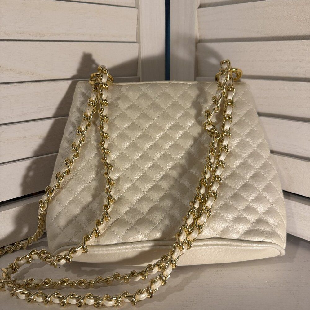 Viral Shoulder Bag Amanda Smith Quilted Off-White Shoulder Bag w/gold chain
